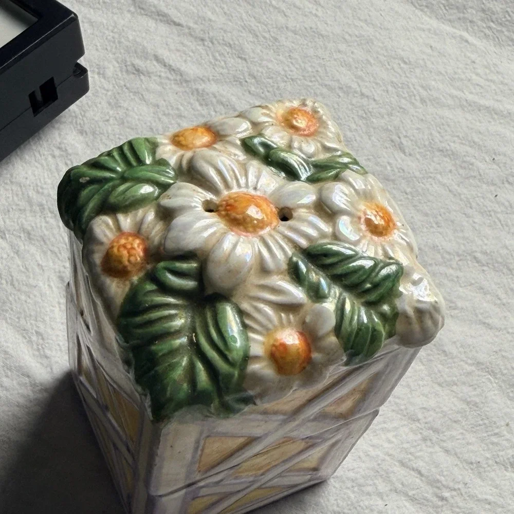 Stackable Flower Bouquet Box Salt & Pepper Shakers